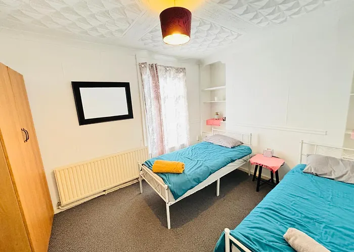 Entire 3 Bedroom House- Free Parking